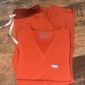 FIGS Auburn Catarina top S and Yola high waisted scrub pants in petite S